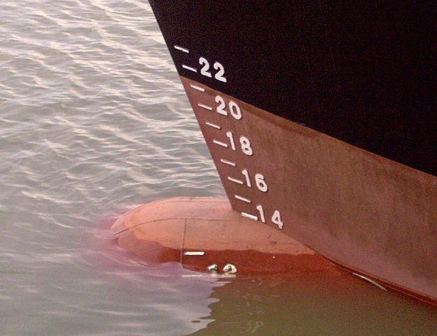 Foto de detalle de la proa de un barco donde se observan las marcas de flotación del mismo.