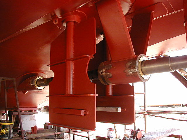 Foto de los bajos de un barco donde se observa el eje del mismo y dos cojinetes deslizantes.