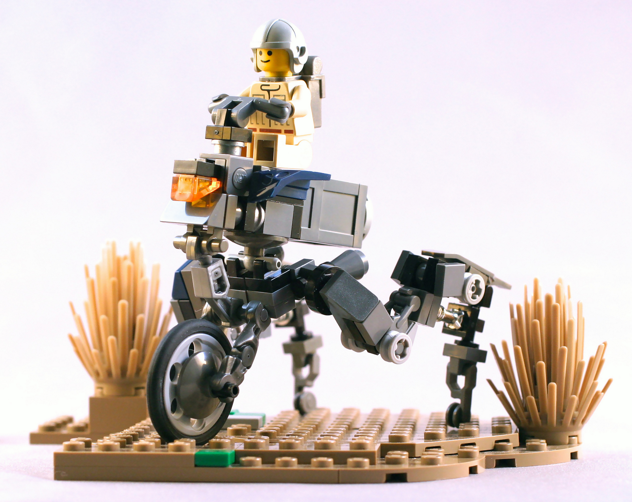 Foto de una máquina pilotada montada a base de componentes tipo "Lego".